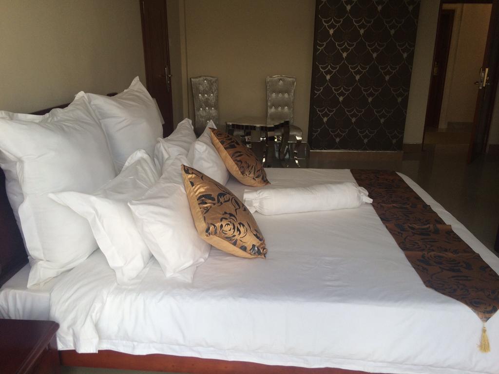 Sherbourne Hotel Kitwe ภายนอก รูปภาพ